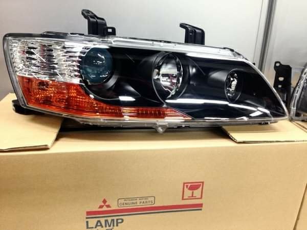 Mitsubishi Lancer Evo 8/9 OEM headlights. - Image 3